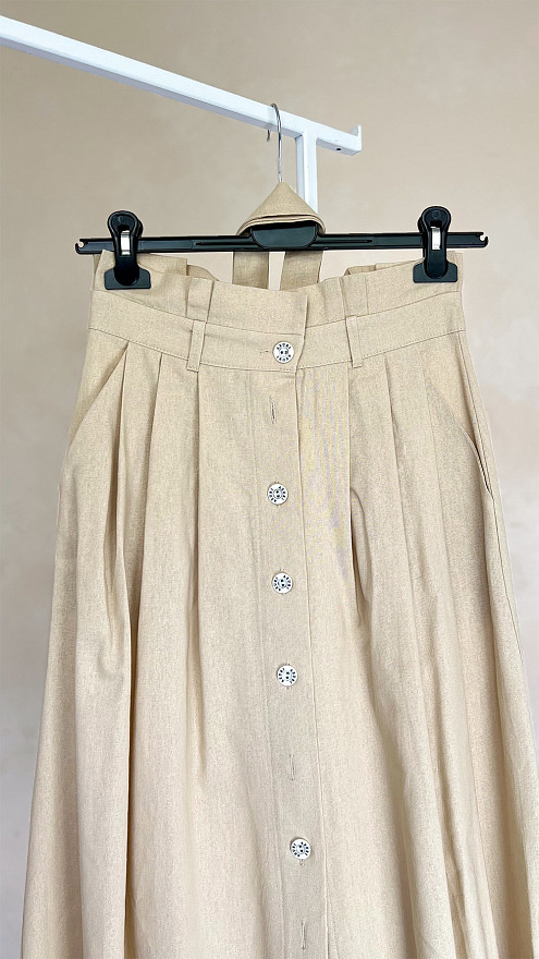 Бежевая юбка из льна со складками