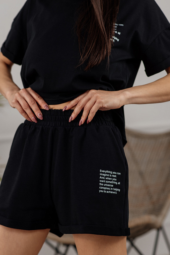 Чорний трикотажний костюм з шортами