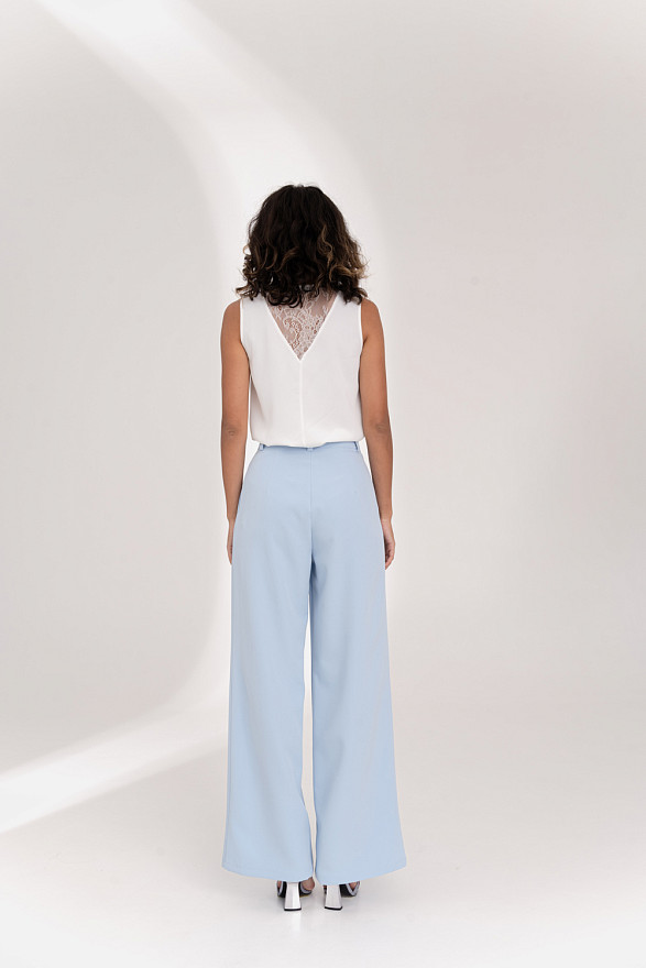 Голубые широкие брюки на поясе с боковыми карманами
