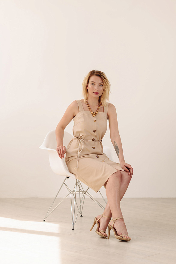 Бежевое миди платье из льна