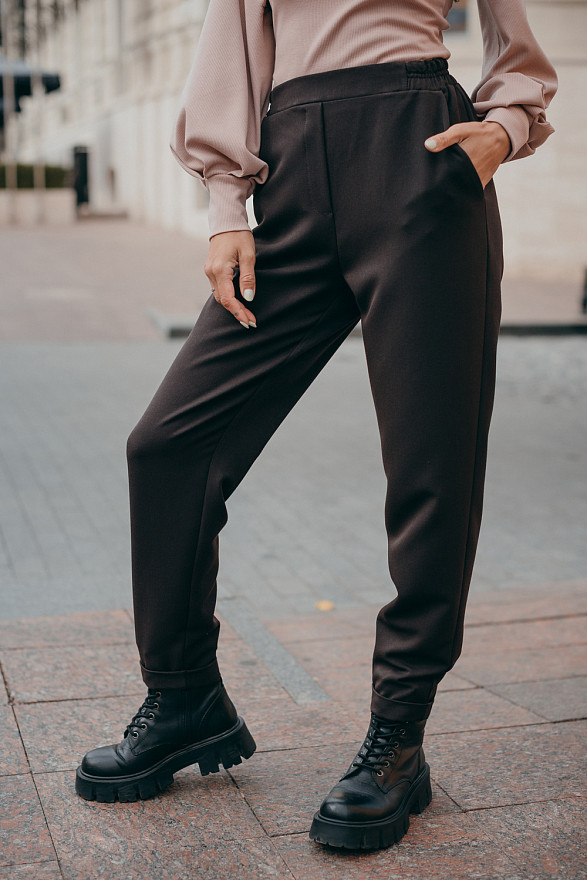 Коричневі штани середньої посадки