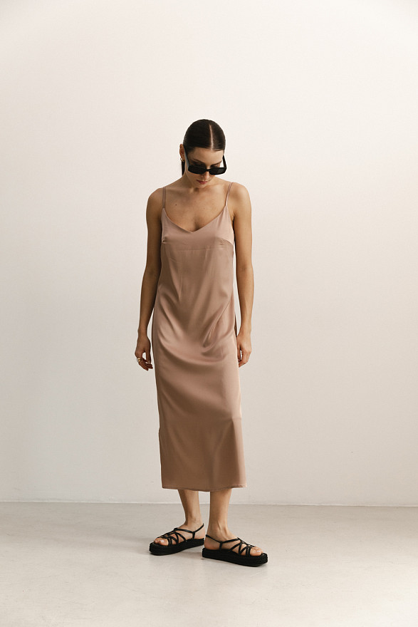 Шовкова сукня-міді у білизняному стилі кольору