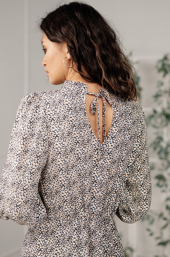 Сукня з коміром-стійкою з ніжними рюшами