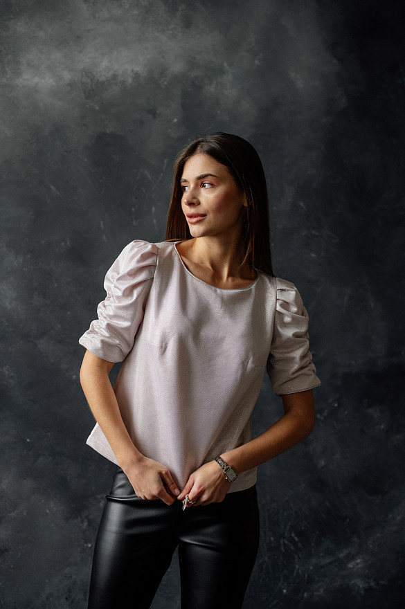 Эффектная блуза в оттенке пудра