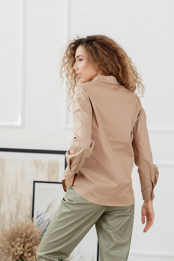 Бежевая рубашка с карманами