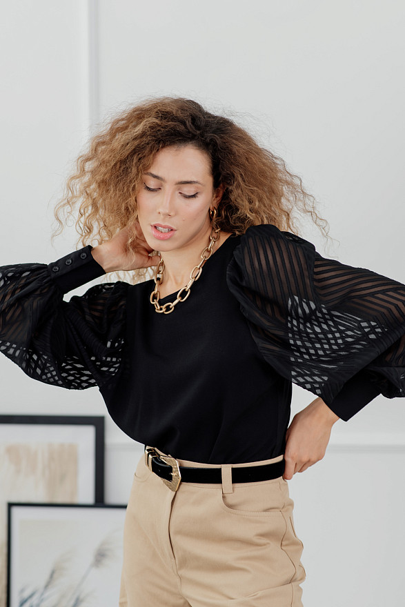 Черная блузка с открытой спиной