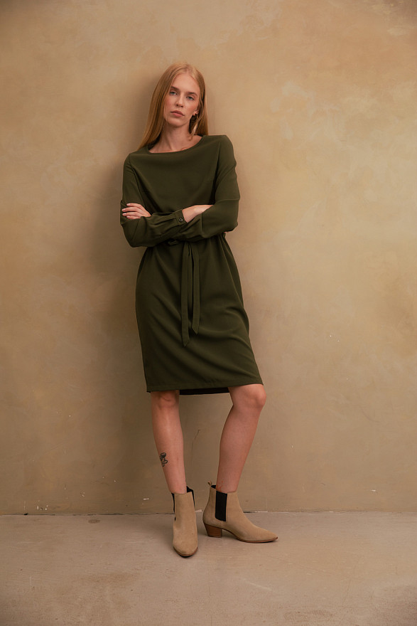 Straight dress with belt in 