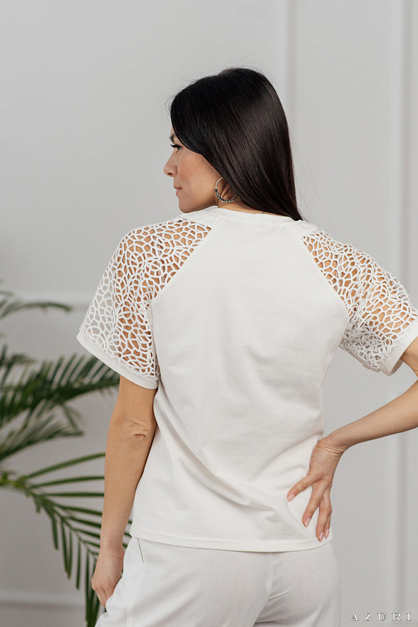 Біла футболка з мереживною вставкою