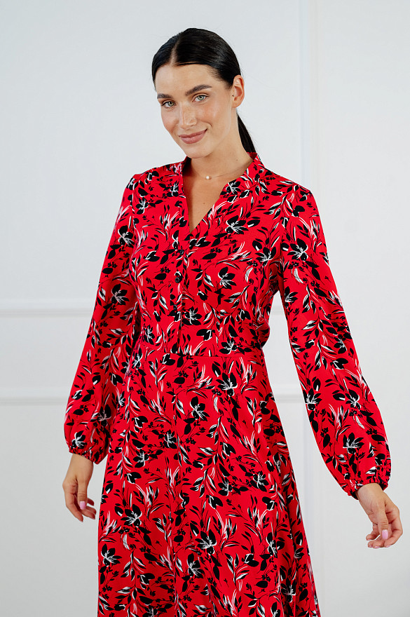 Яркое красное платье в цветочный принт. 