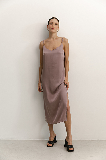 Step into a world of luxurious comfort with our linen style silk midi dress. A chic V-neckline and adjustable shoulder straps show off your femininity. The dress combines the softness of silk and the style of linen design for maximum comfort. The perfect choice for special occasions or everyday outings. Update your wardrobe and feel beautiful and confident.