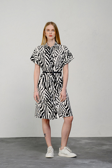 Льняна сукня-сорочка з відкладним коміром та застібкою на гудзики - ідеальний вибір для стильних та зручних образів. Рукави цільнокроєні з манжетами, а талія підкреслена плетеним поясом у комплекті, що надає особливого шарму. Завдяки використанню льону, ця сукня-сорочка має відмінну повітропроникність і приємний на дотик матеріал.