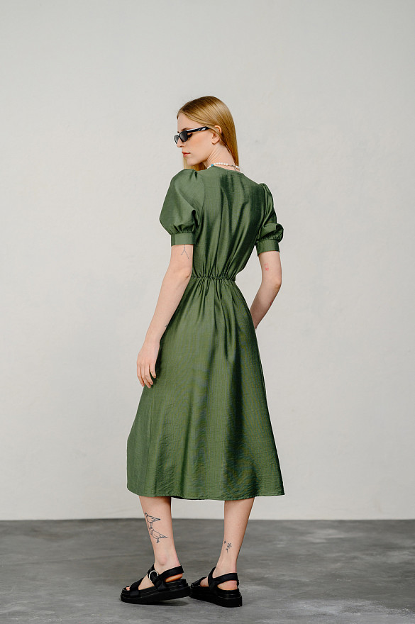 Elegant semi-fitted midi dress in green