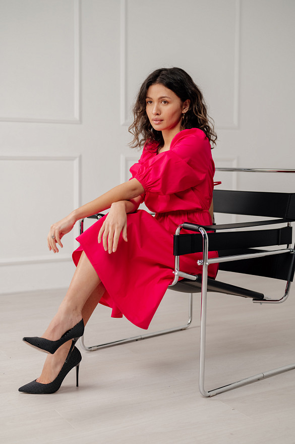 Сезонное платье-миди свободного кроя в ярком цвете 