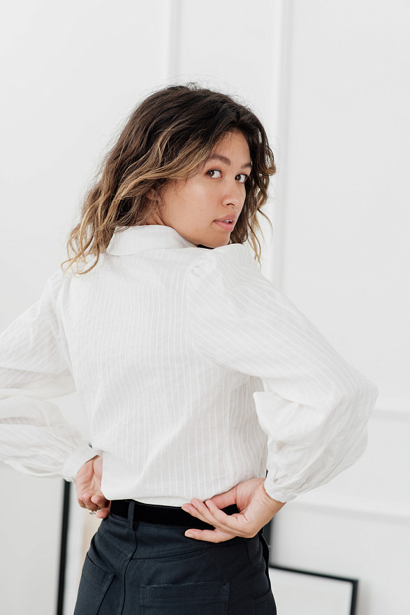 Белая базовая рубашка с объемным рукавом