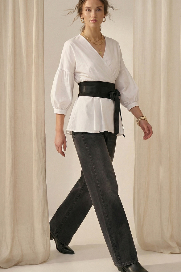 Біла сорочка на запах зі складками