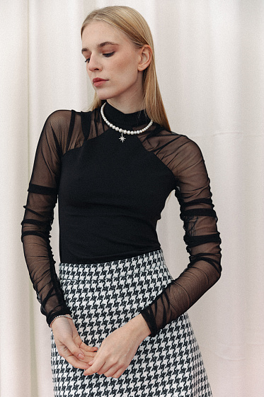 A charming fitted knee-high with raglan sleeves and a sophisticated stand-up collar. Made from high quality ruffled mesh, it adds elegance and comfort to your look.