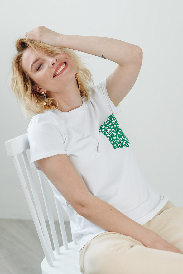 Белая футболка с цветным карманом