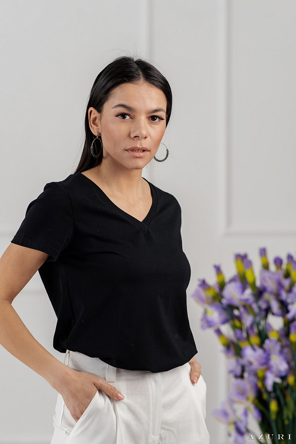 Черная футболка с V-вырезом