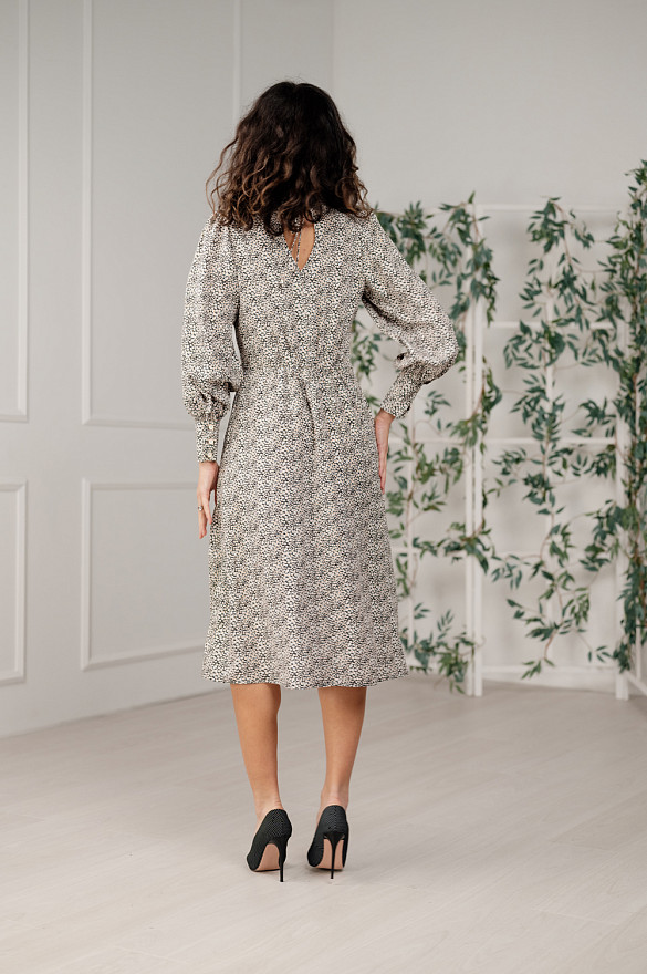 Сукня з коміром-стійкою з ніжними рюшами