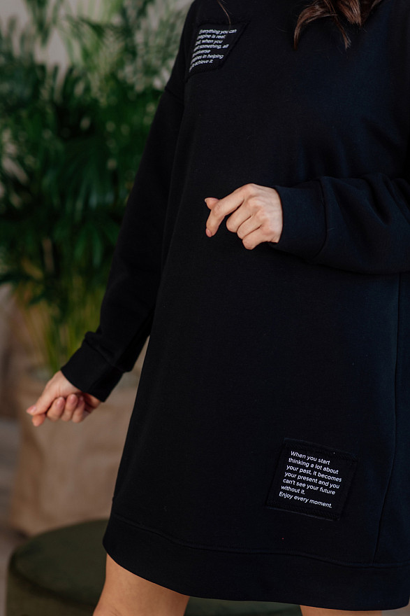 Чорне спортивне плаття з написами