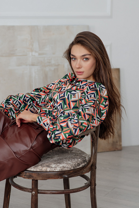 Шелковая блуза с объемным рукавом