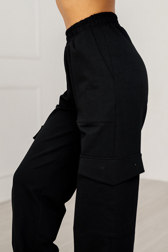 Чорні спортивні штани-карго