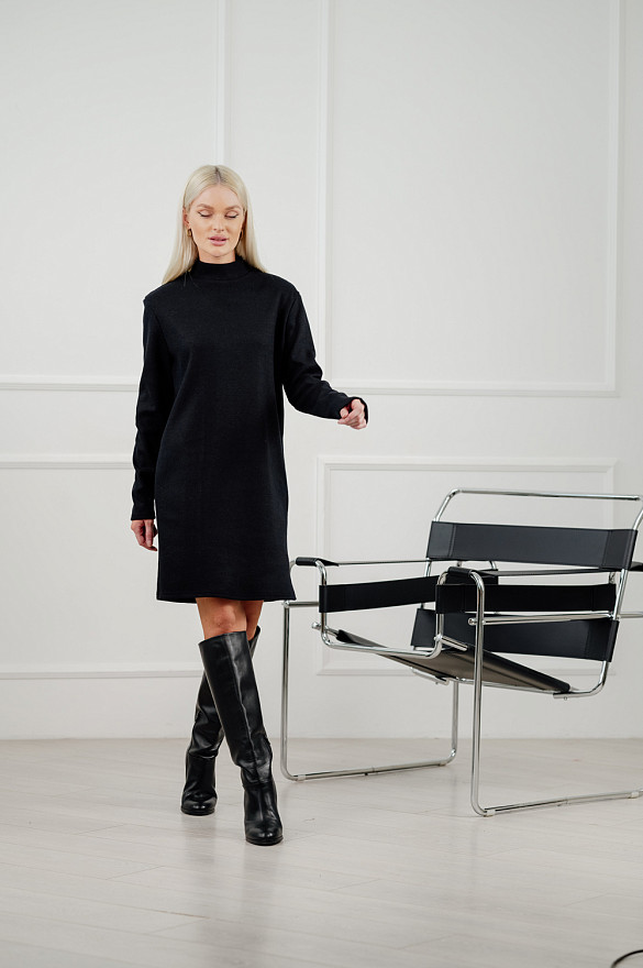 Класична чорна міні-сукня прямого крою з ангори.
