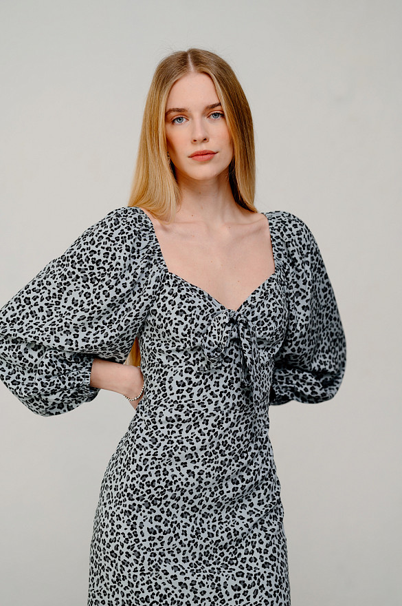 Приталена сукня з бантом сіро-блакитного кольору