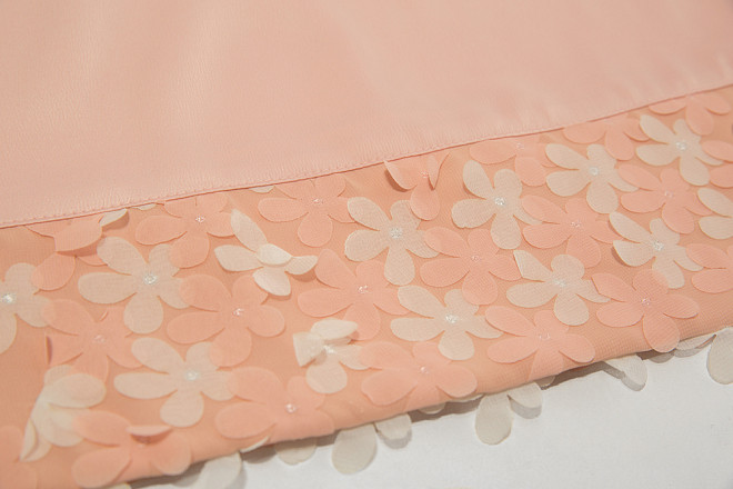 Сукня з квітковим оздобленням