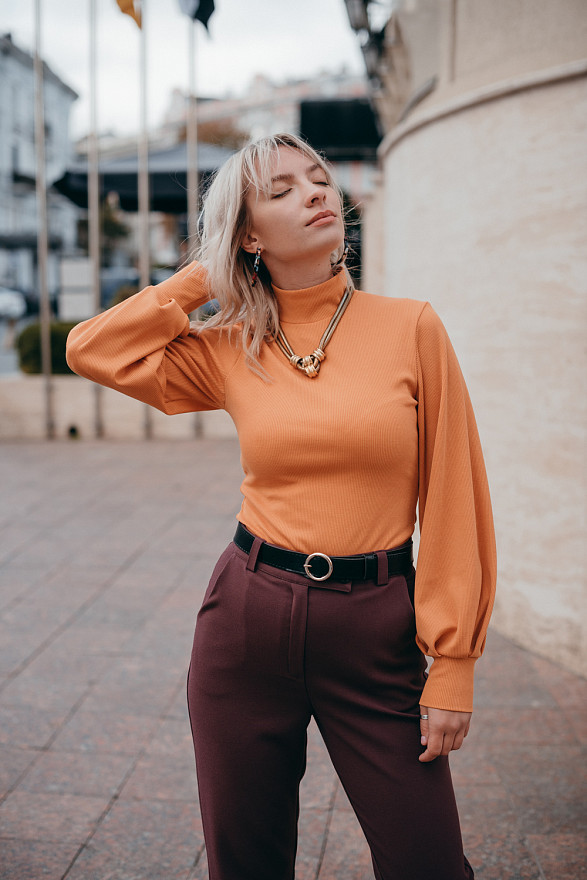 Трикотажный гольф с объемным рукавом