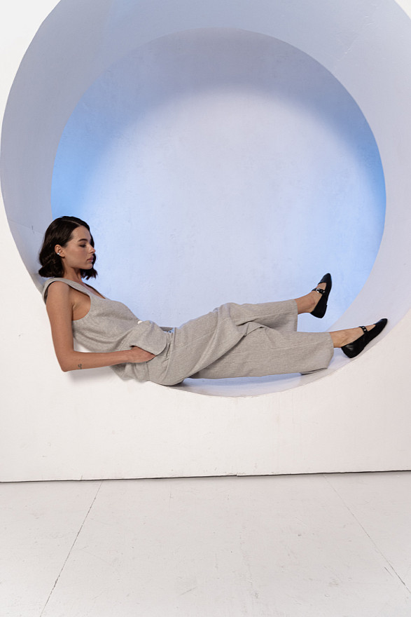 Світло-сірі широкі лляні штани на поясі