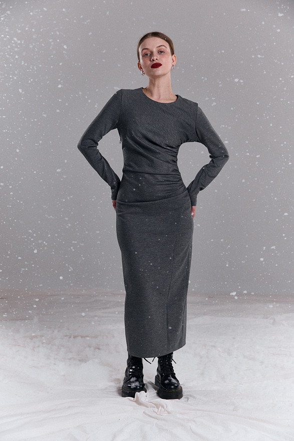 Сіра сукня з асиметричною збіркою