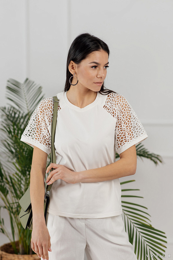 Біла футболка з мереживною вставкою