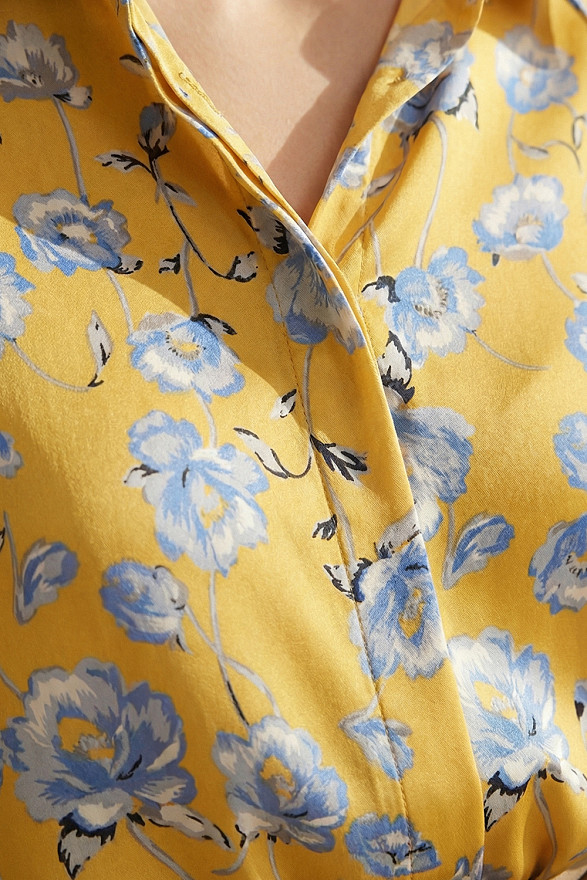 Яскрава жовта блуза з коміром