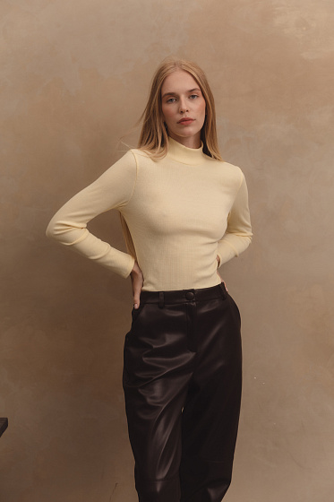 Elegant and comfortable soft jersey golf with long sleeves and a stand. Suitable for everyday wear and office looks. An excellent choice for stylish and comfortable winter outfits.