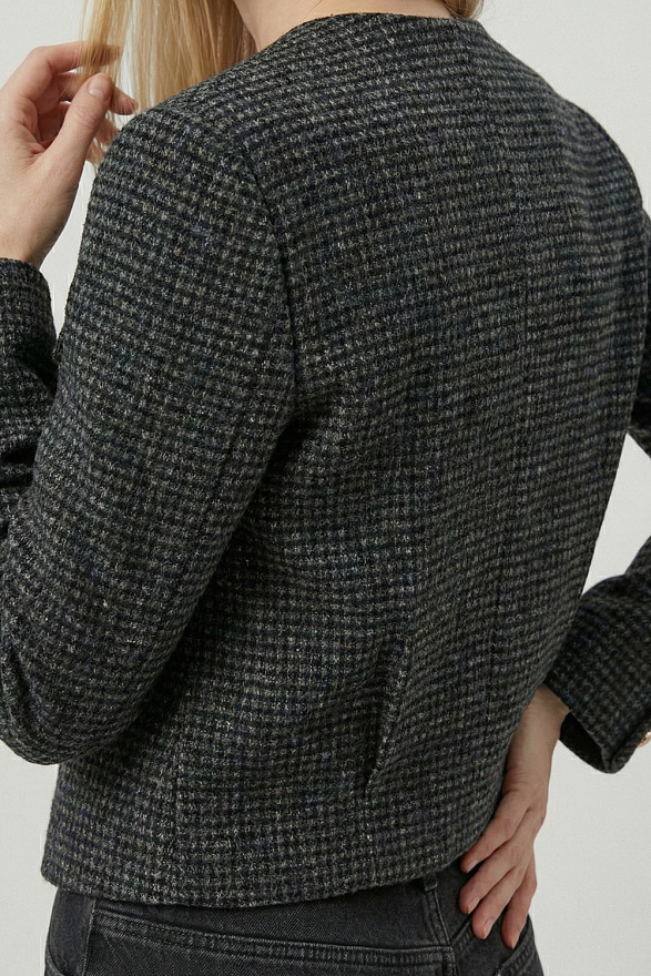 Чорний укорочений жакет із золотими гудзиками та складками на спинці