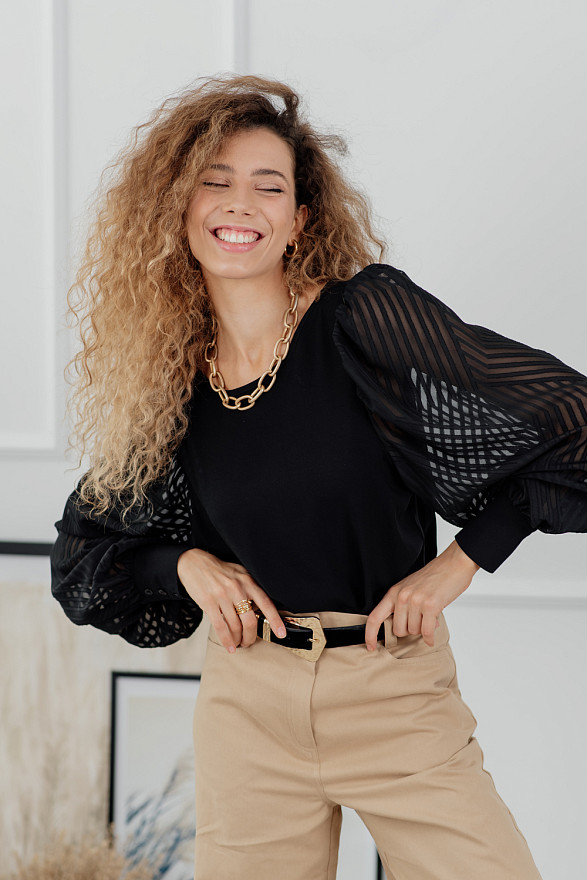 Черная блузка с открытой спиной