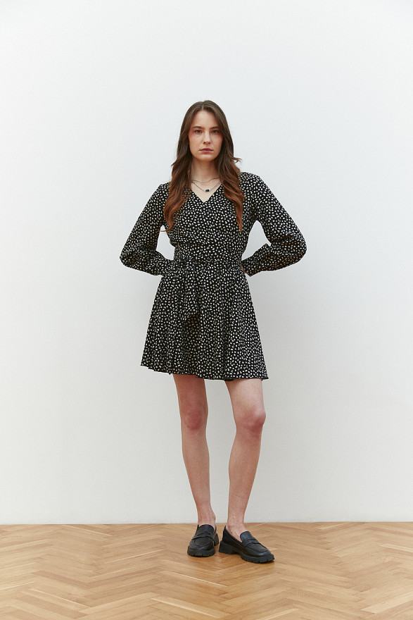 Чорне вільне плаття-міні з резинкою на талії