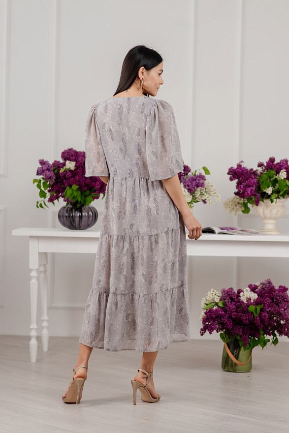 Серое шифоновое длинное платье с рюшами