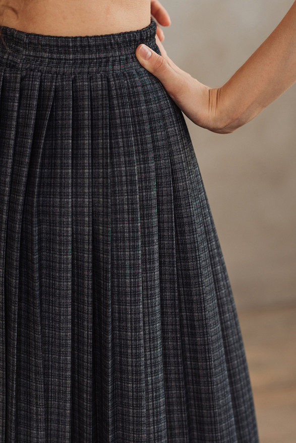 Серая плиссированная юбка