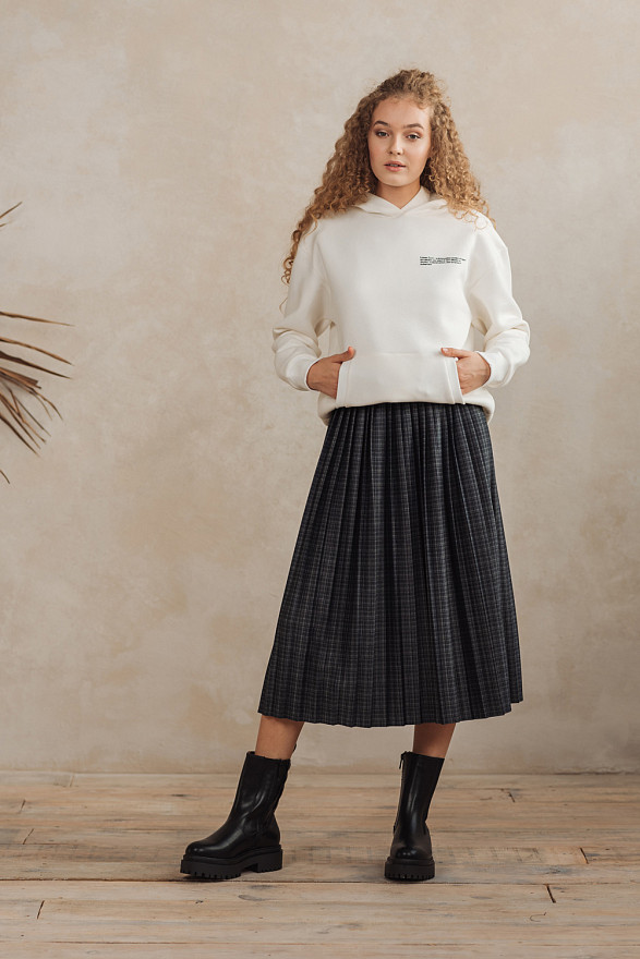 Серая плиссированная юбка