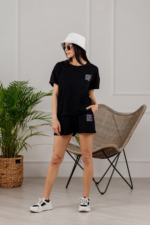 Чорний трикотажний костюм з шортами