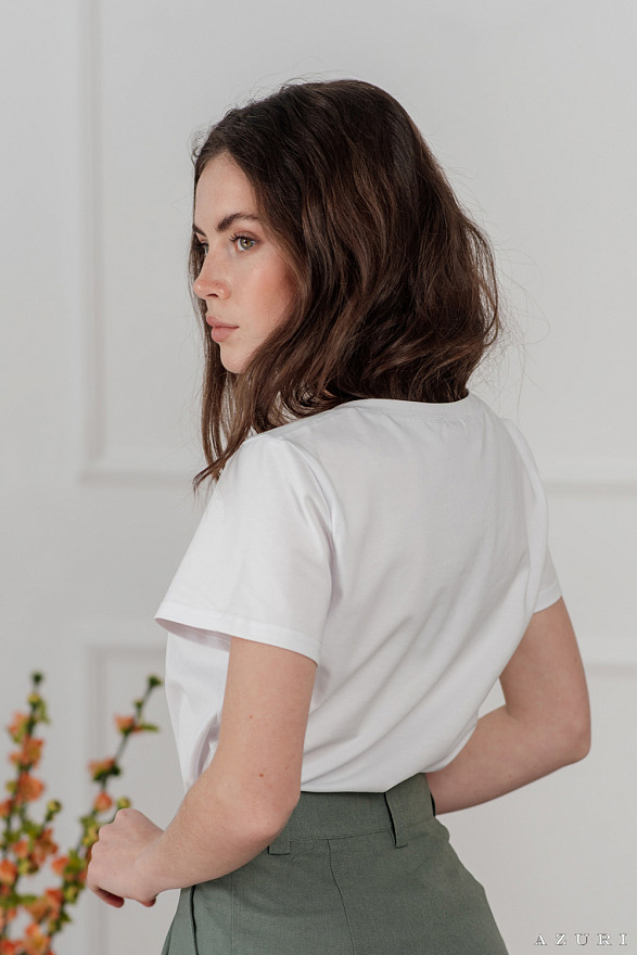 Белая футболка с V-вырезом