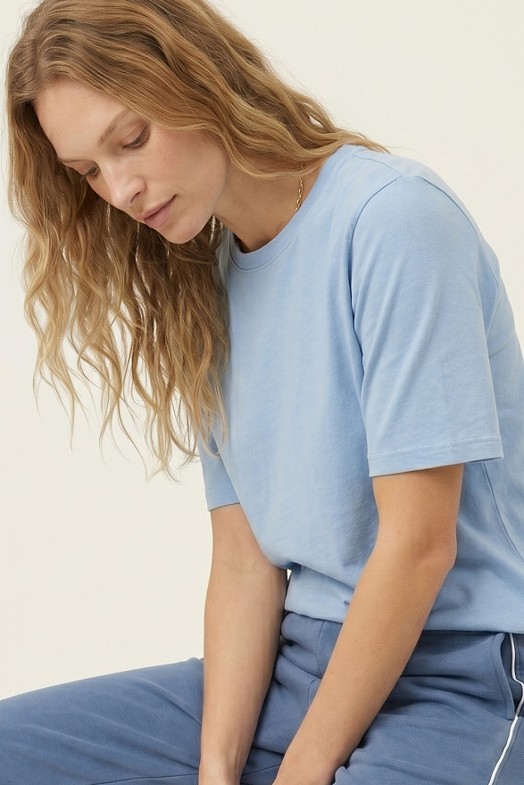 Блакитна базова футболка з круглою горловиною