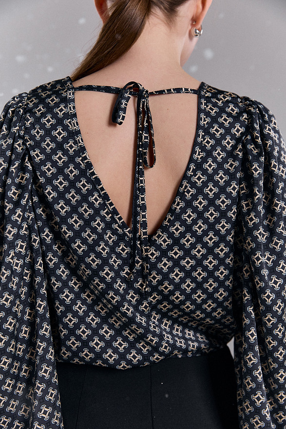 Сіра стильна блуза прямого силуету