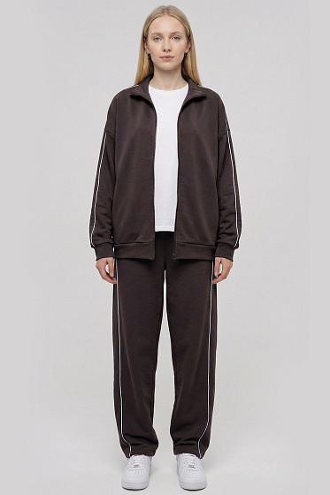 Elegant casual set with contrasting stripes. Elastic-waist trousers with pockets and a relaxed-fit sweatshirt featuring structured seams, pockets, and a zip-up stand collar. A chic choice for a modern, refined everyday look.