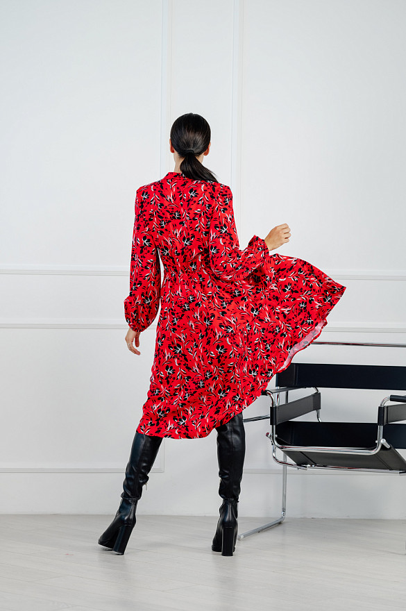 Яркое красное платье в цветочный принт. 