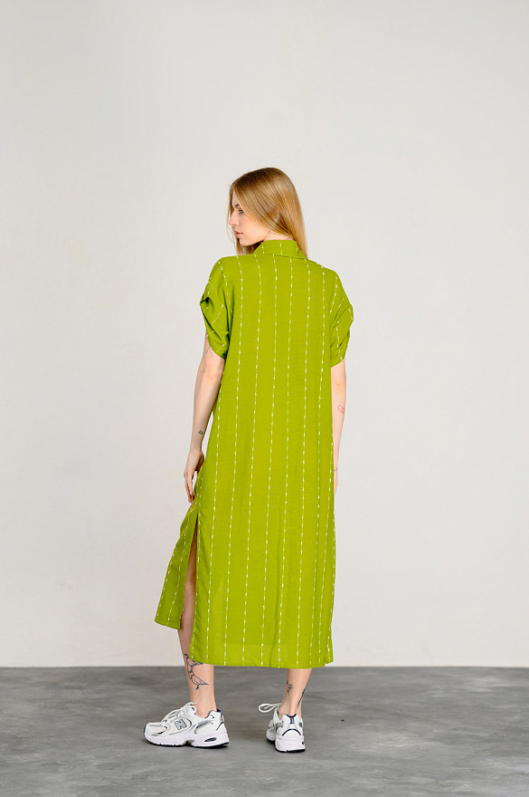 Оливковое платье-халат свободного кроя