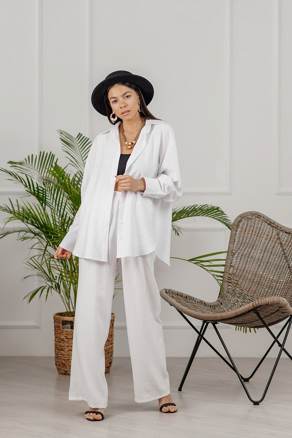 Білий лляний костюм