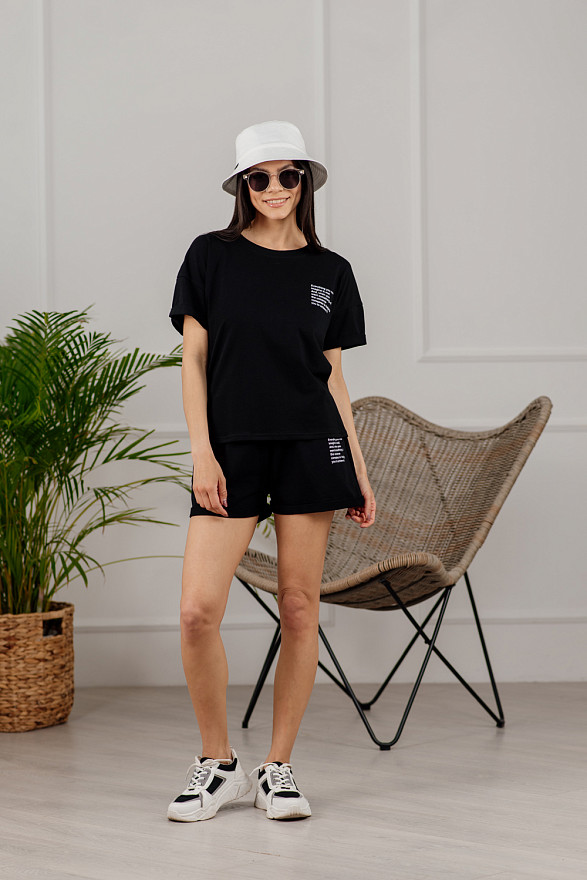 Чорний трикотажний костюм з шортами